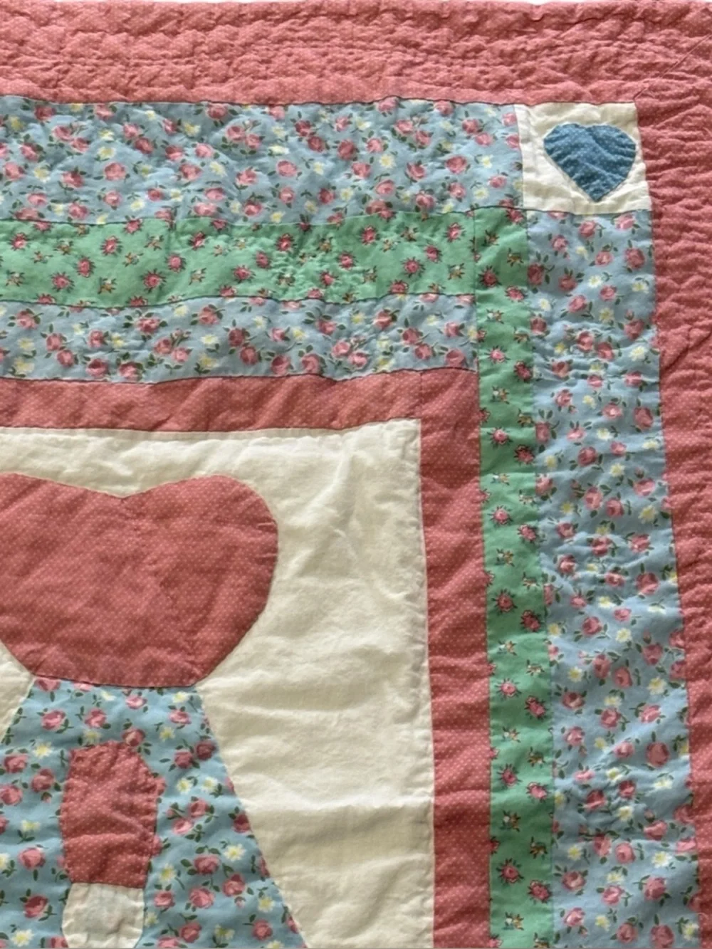 Vintage Britannica Sun Bonnet Sue Wall Hanging or Crib Quilt 28” x 38”
